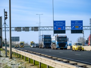 Vrachtverkeer op de weg in de buurt van de Heinenoordtunnel