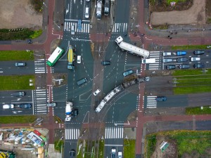 Kruispunt van de Roseknoop in Rotterdam met het verkeer dat eroverheen rijdt, vanuit birds eye view