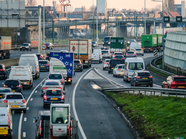 Spitsuur op de A20 en de vele auto's en vrachtwagens die over de A20 rijden