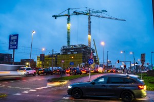 Verkeerskruispunt bij de Roseknoop in Rotterdam met verkeer dat over het kruispunt rijdt