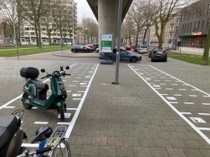 Voorbeeld van een deelvervoer hub waarbij op de stoep witte vakken zijn gemarkeerd, waarbinnen het deelvervoer kan worden opgehaald of teruggebracht