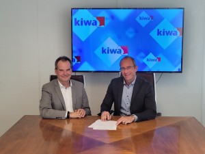 Arjen van der Drift (Divisiedirecteur KIWA) en Johannes van de Water (Mobiliteitsadviseur werkgeversaanpak Gorinchem) met de getekende intentieverklaring om 10% van het verkeer uit de spits te halen.